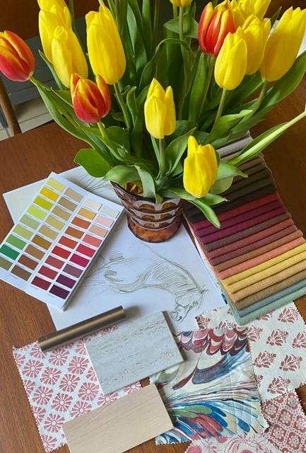 Tulipes et nuancier de couleurs sur l'atelier de Violette Cruse